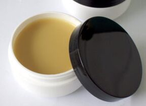 Heilkräutersalbe zur Behandlung von Fußpilz